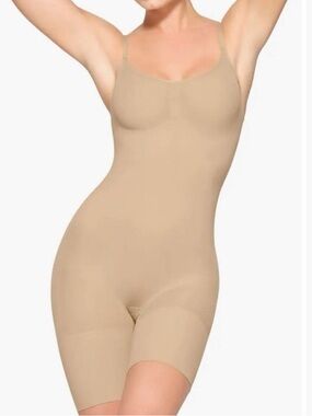 Skims everyday sculpt mid-thigh bodysuit Clay in medium